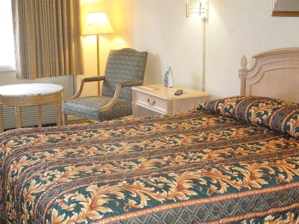Red Roof Inn Fredericksburg North Dış mekan fotoğraf