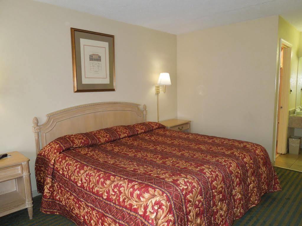 Red Roof Inn Fredericksburg North Dış mekan fotoğraf