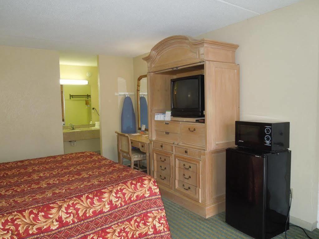 Red Roof Inn Fredericksburg North Dış mekan fotoğraf